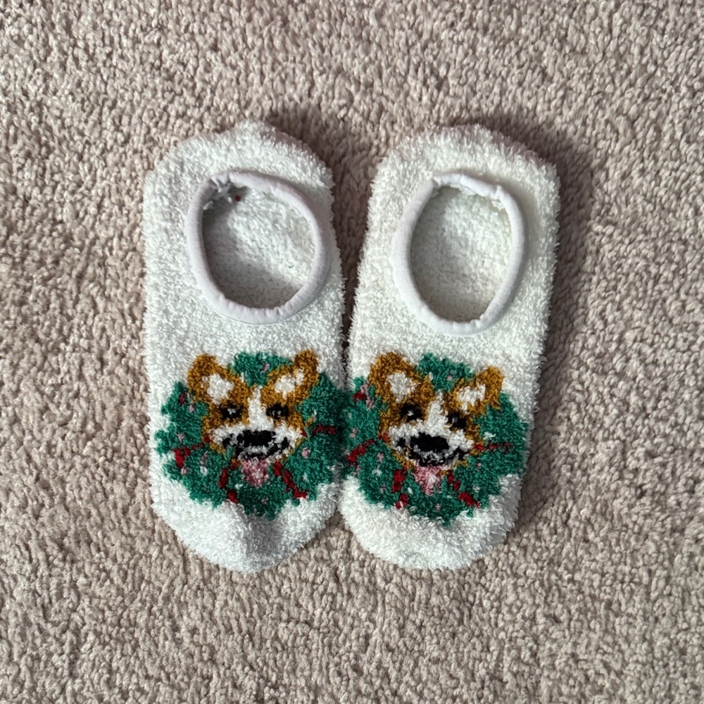 Old Navy Cream Fuzzy No-Show Socks with Festive Wreath Dog